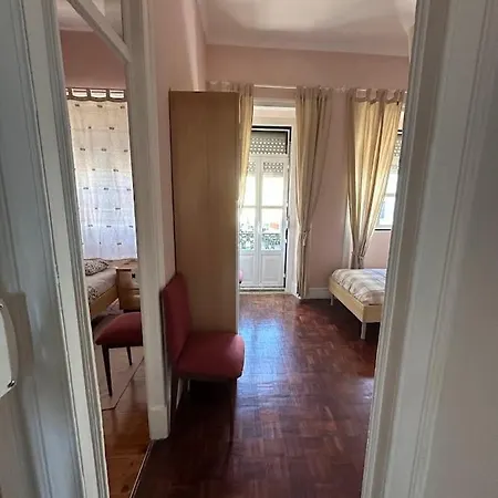 Bright And Comfortable ליסבון
